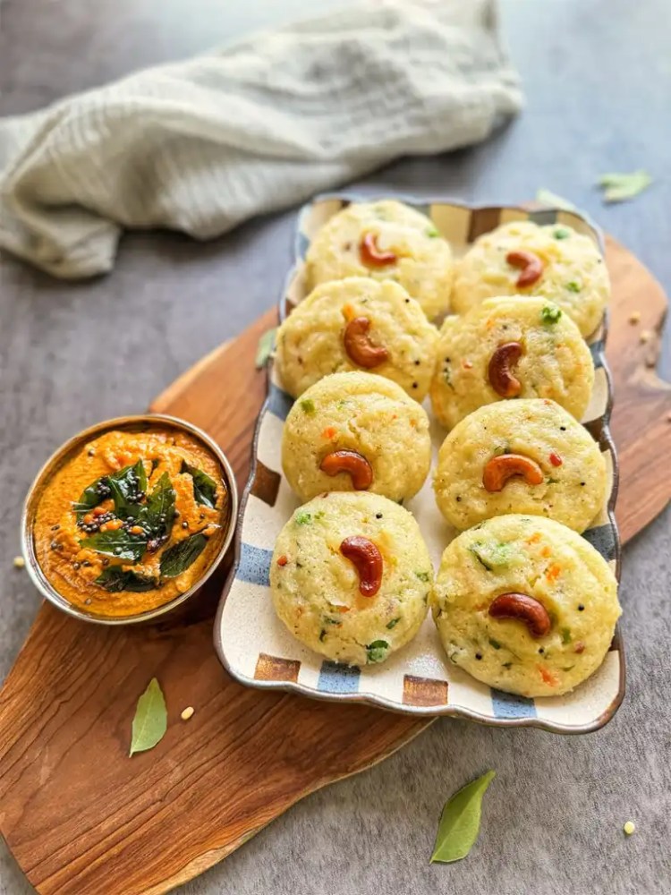 rava idli served on a serving plate with a spicy chutney